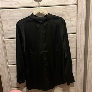 Women’s Banana Republic silk charmeuse long sleeved button down blouse. Size L